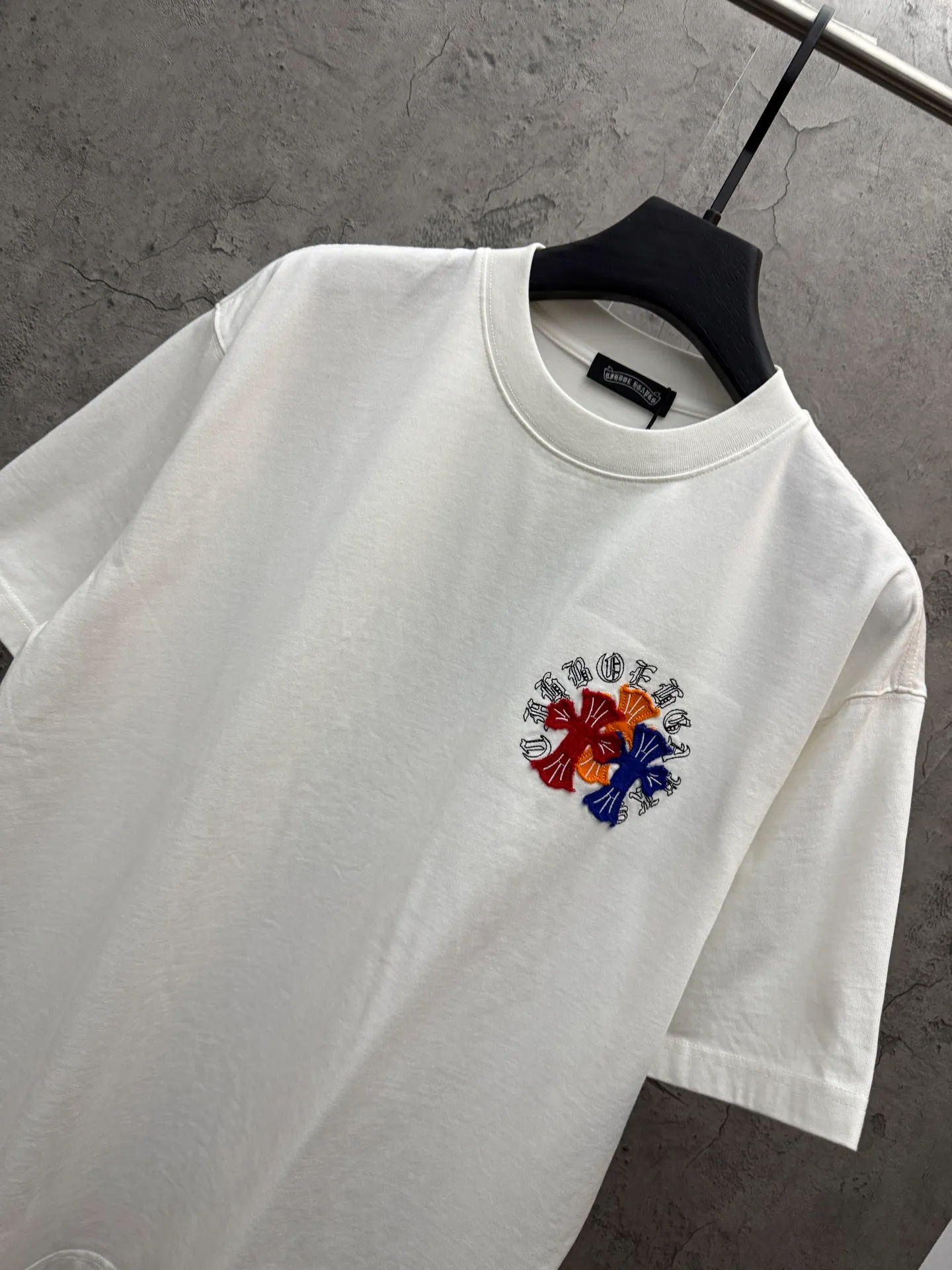 P180 top version, real shot without P, ​​different from market currency) 𝗖𝗵𝗿𝗼𝗺𝗲 𝗛𝗲𝗮𝗿𝘁𝘀/Croxin 2026 spring new original single counter American laser burnt patch embroidered couple short sleeves 👑The highest version! Customized fabric 300 grams, best-selling model at the counter, very comfortable to wear. Accessories: original molded and authenticated collar label ➕ 100% silk wash water label. Genuine purchase-grade original hangtag➕matching hanging rope➕3D hanging beads➕original packaging bag. Craftsmanship: The original version has consistent wiring! The highest version of the armhole matching technique! Color: White Black Size: S M L XL Style No.: 26-2031
